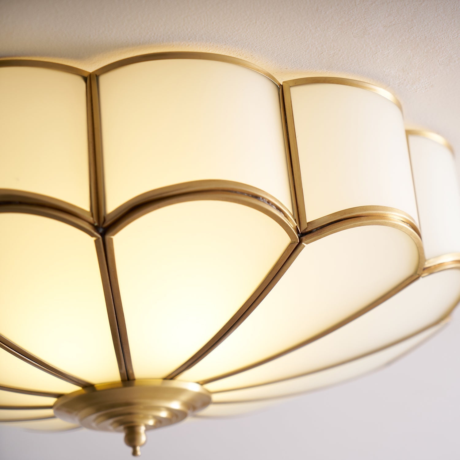 Lustra Plafonnier Forme de Fleur en Verre Laiton - Neutralighting