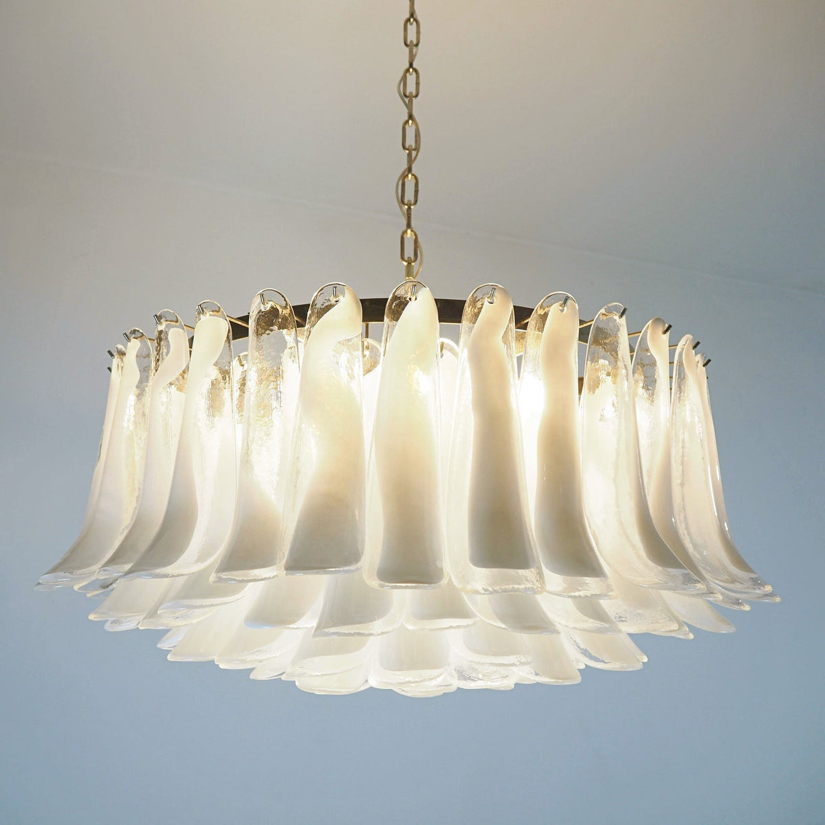 Aurora Chandelier Pétale en Verre de Murano Blanc Élégant - Neutralighting