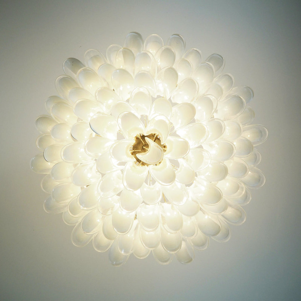 Aurora Chandelier Pétale en Verre de Murano Blanc Élégant - Neutralighting