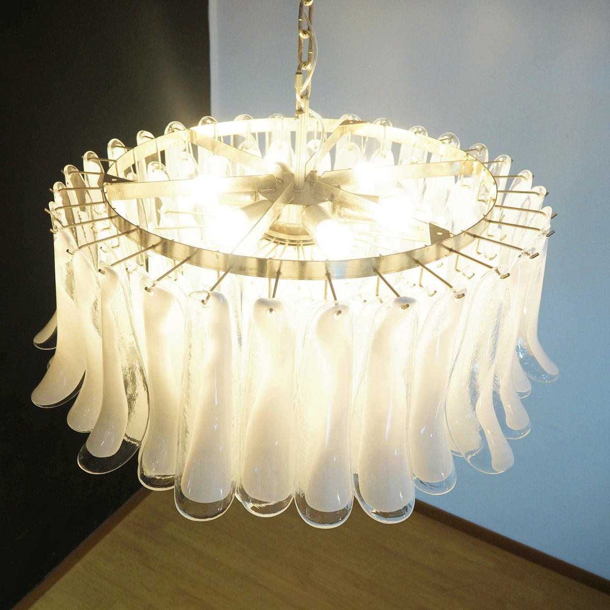 Aurora Chandelier Pétale en Verre de Murano Blanc Élégant - Neutralighting