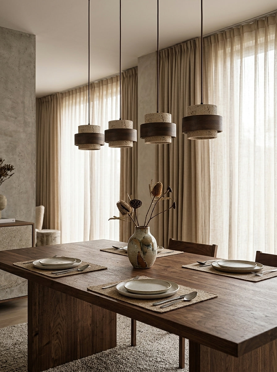 Suspension Isaline en travertin et bois — Quatre lampes au-dessus d’une table. Variante : L. 100 cm × H. 150 cm.