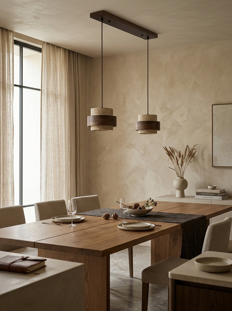 Suspension Isaline en travertin et bois — Deux lampes au-dessus d’une table. Variante : L. 55 cm × H. 150 cm.