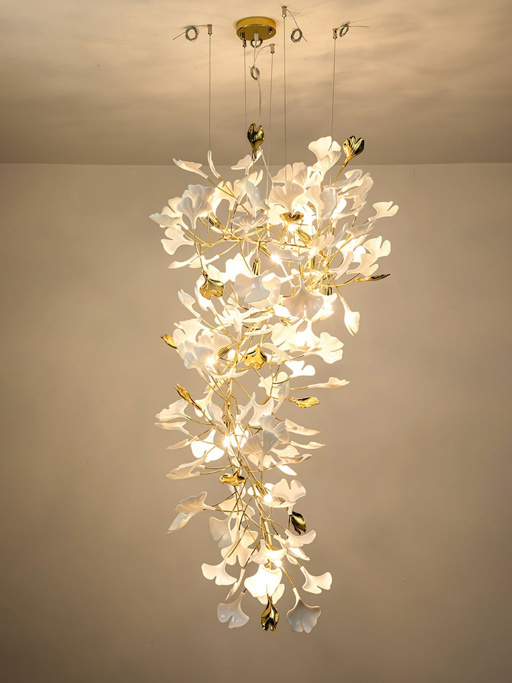 Olivia Chandelier Céramique Gingko Luxe Escalier d'Hôtel - Neutralighting