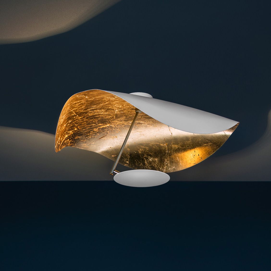 Solara Plafonnier Abat-jour Courbé et Intérieur Doré - Neutralighting