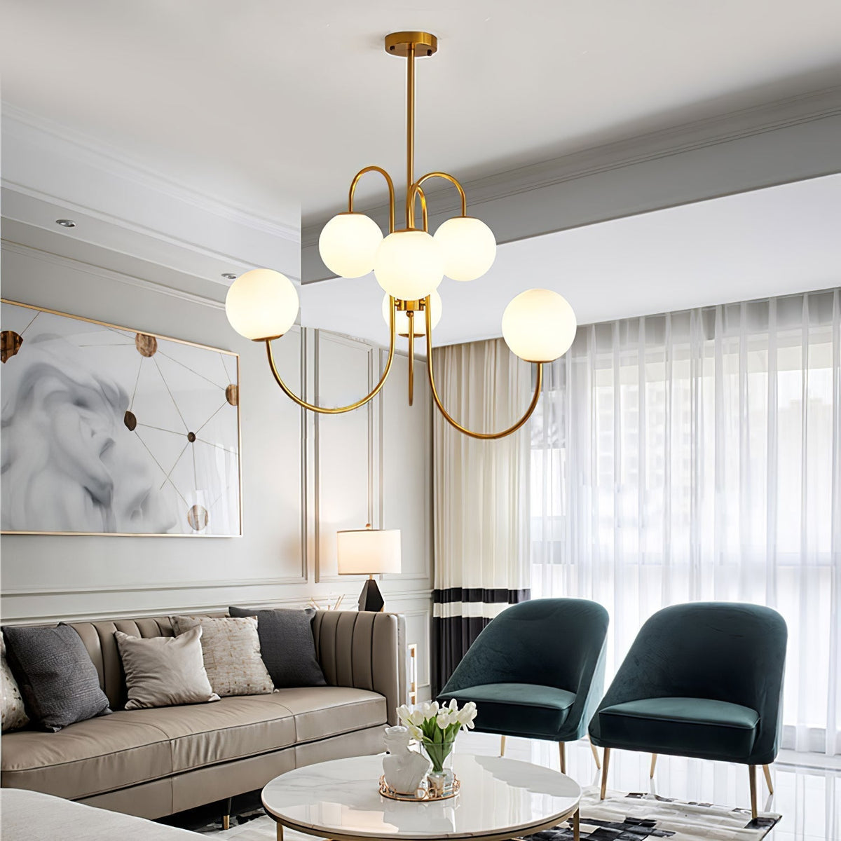 Lustra Chandelier en Laiton avec Globe et Bras Courbés - Neutralighting