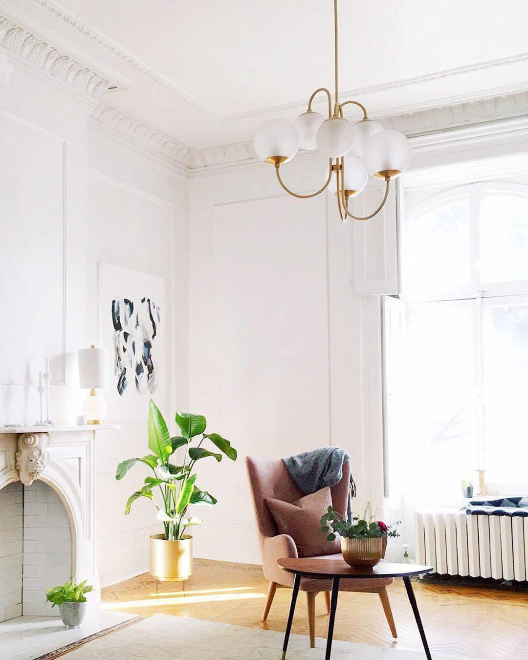Lustra Chandelier en Laiton avec Globe et Bras Courbés - Neutralighting