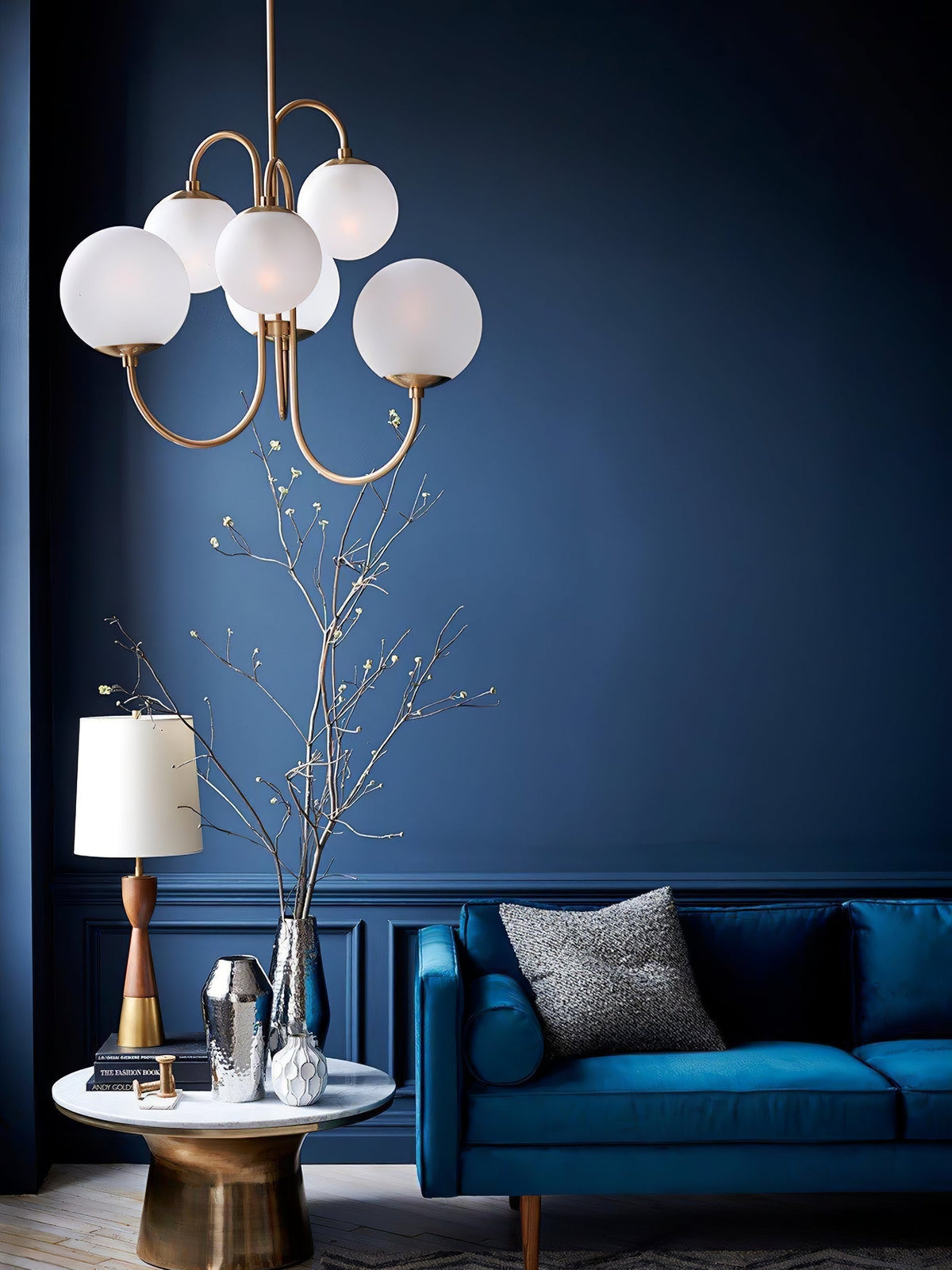Lustra Chandelier en Laiton avec Globe et Bras Courbés - Neutralighting
