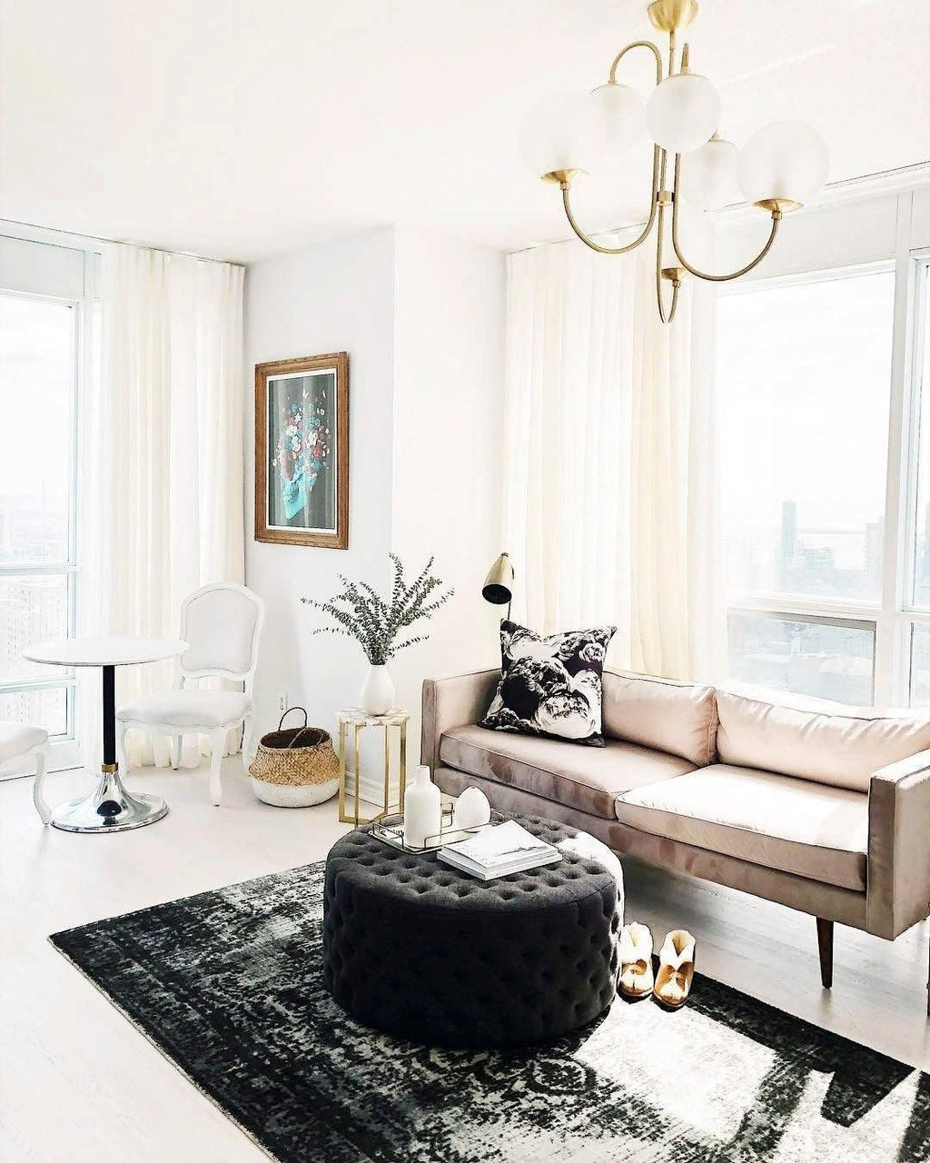 Lustra Chandelier en Laiton avec Globe et Bras Courbés - Neutralighting