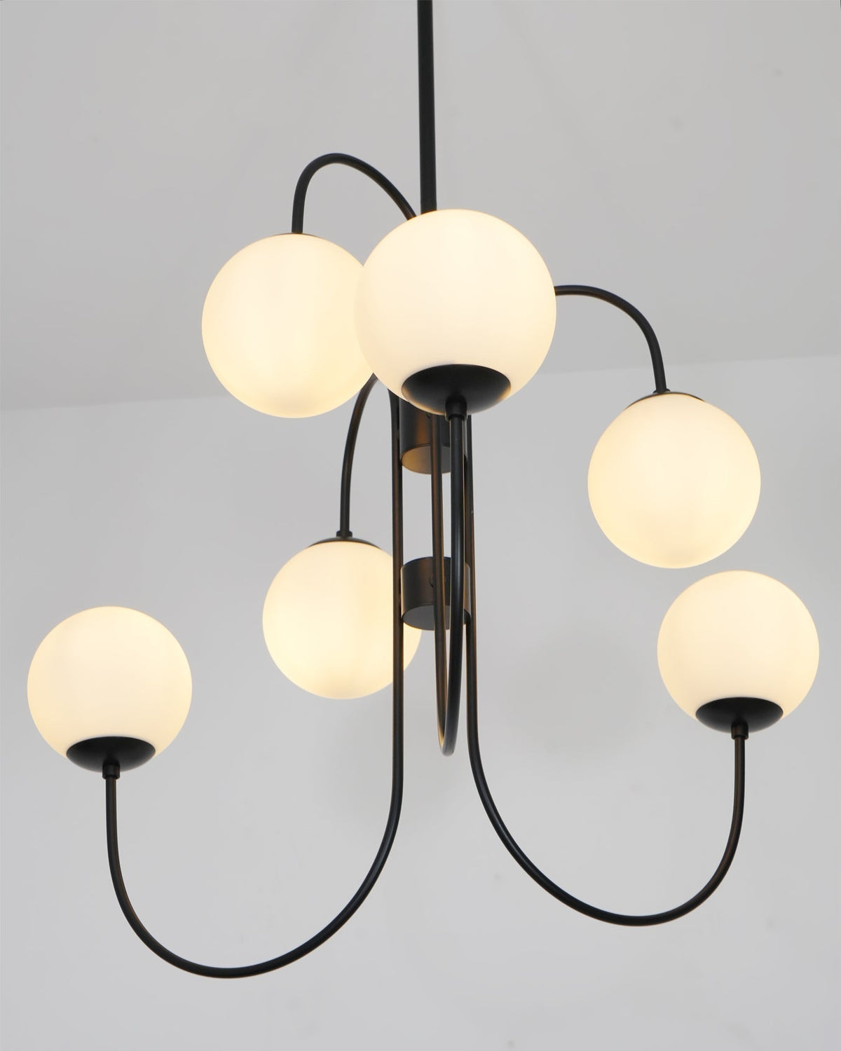 Lustra Chandelier en Laiton avec Globe et Bras Courbés - Neutralighting
