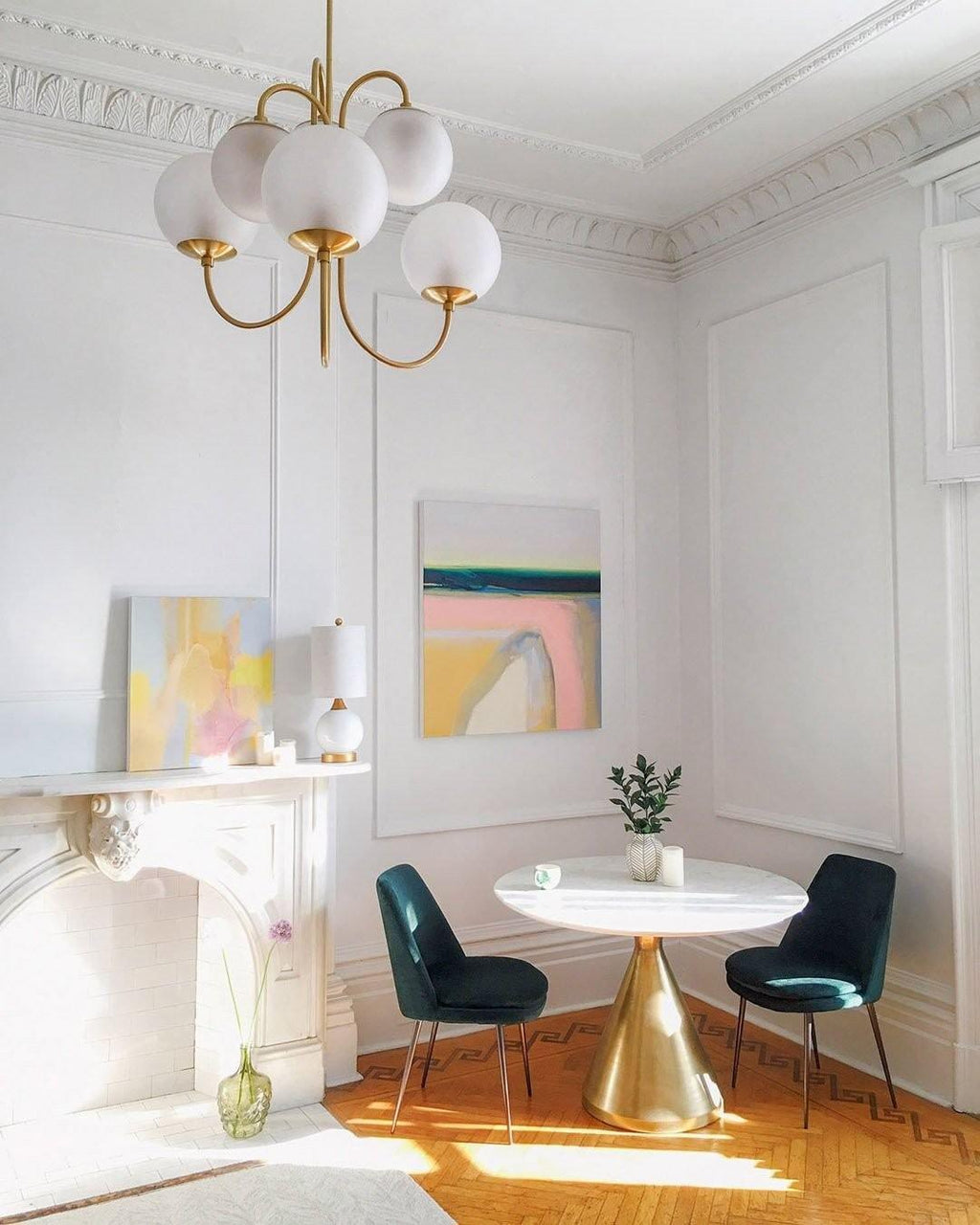 Lustra Chandelier en Laiton avec Globe et Bras Courbés - Neutralighting