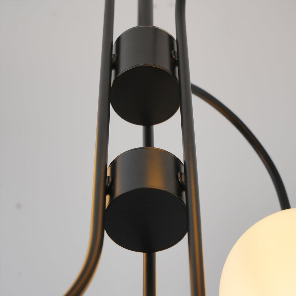 Lustra Chandelier en Laiton avec Globe et Bras Courbés - Neutralighting