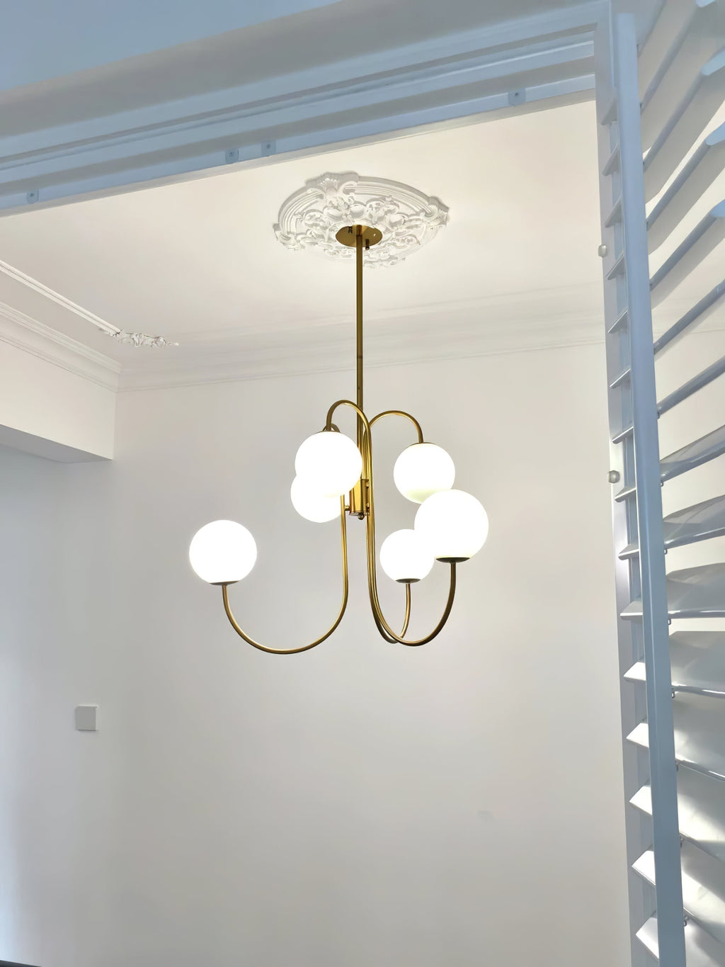 Lustra Chandelier en Laiton avec Globe et Bras Courbés - Neutralighting