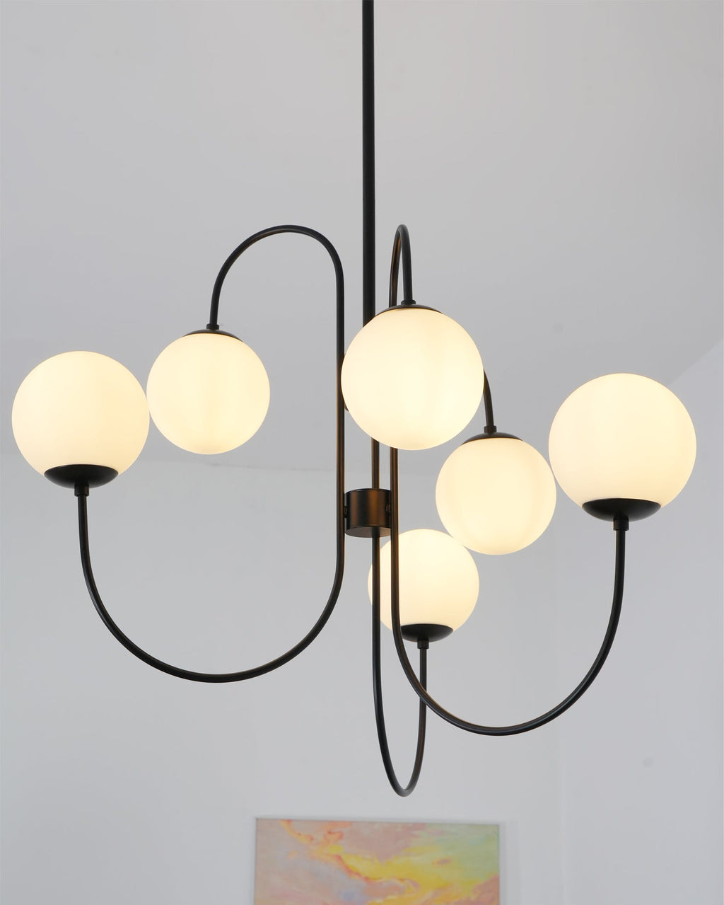 Lustra Chandelier en Laiton avec Globe et Bras Courbés - Neutralighting