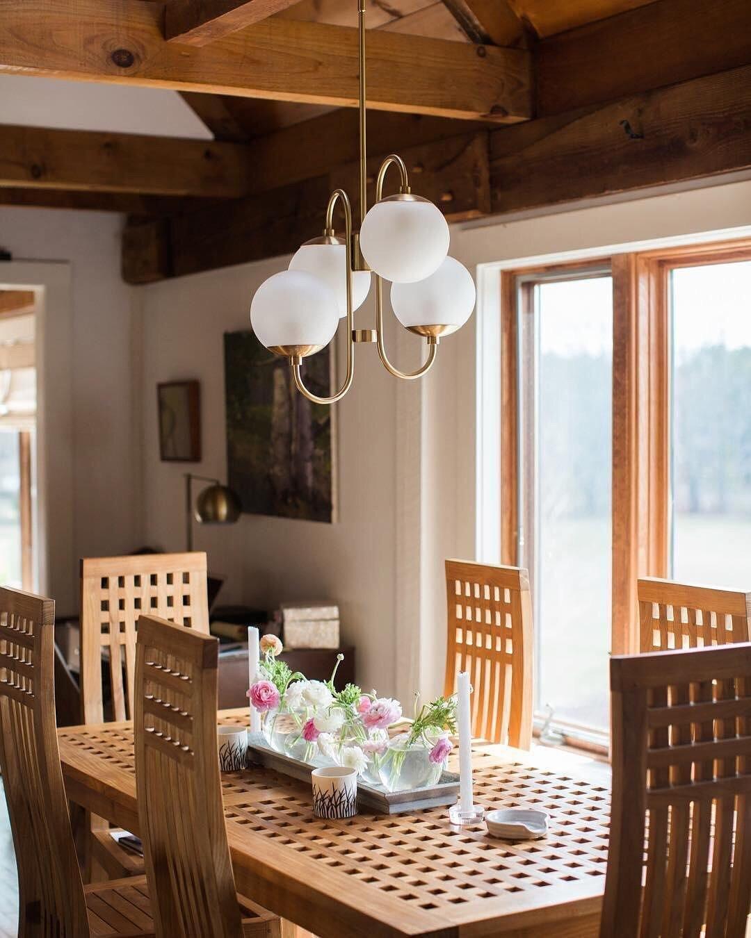 Lustra Chandelier en Laiton avec Globe et Bras Courbés - Neutralighting