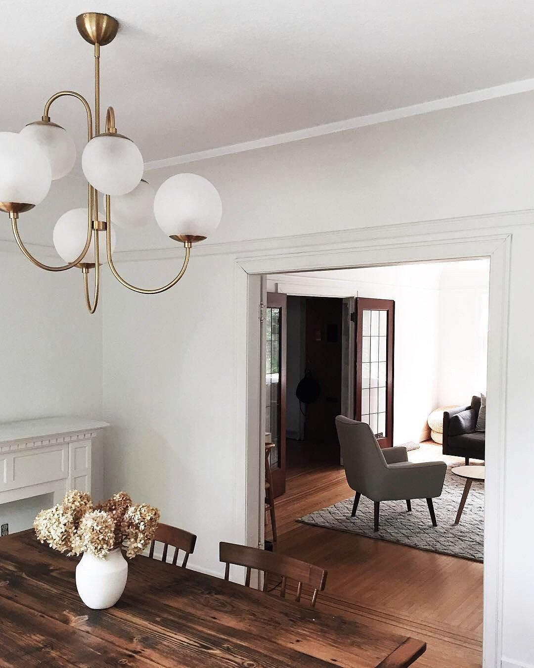 Lustra Chandelier en Laiton avec Globe et Bras Courbés - Neutralighting