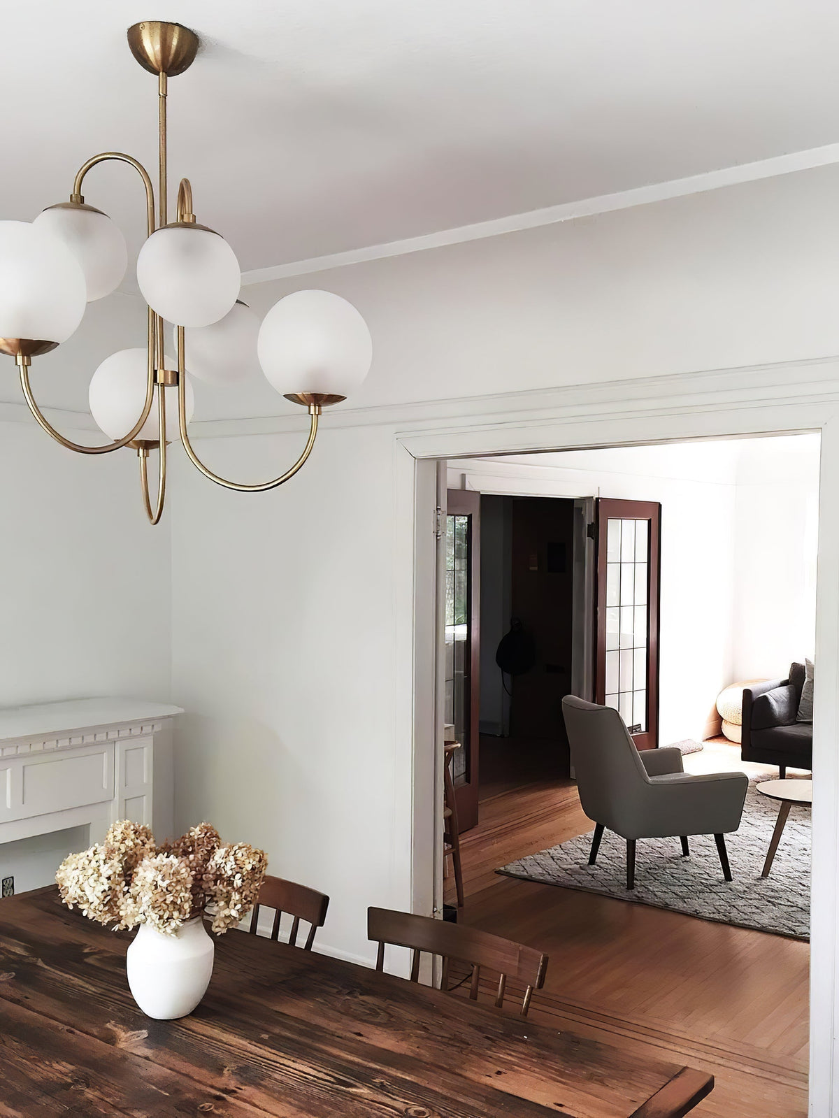 Lustra Chandelier en Laiton avec Globe et Bras Courbés - Neutralighting