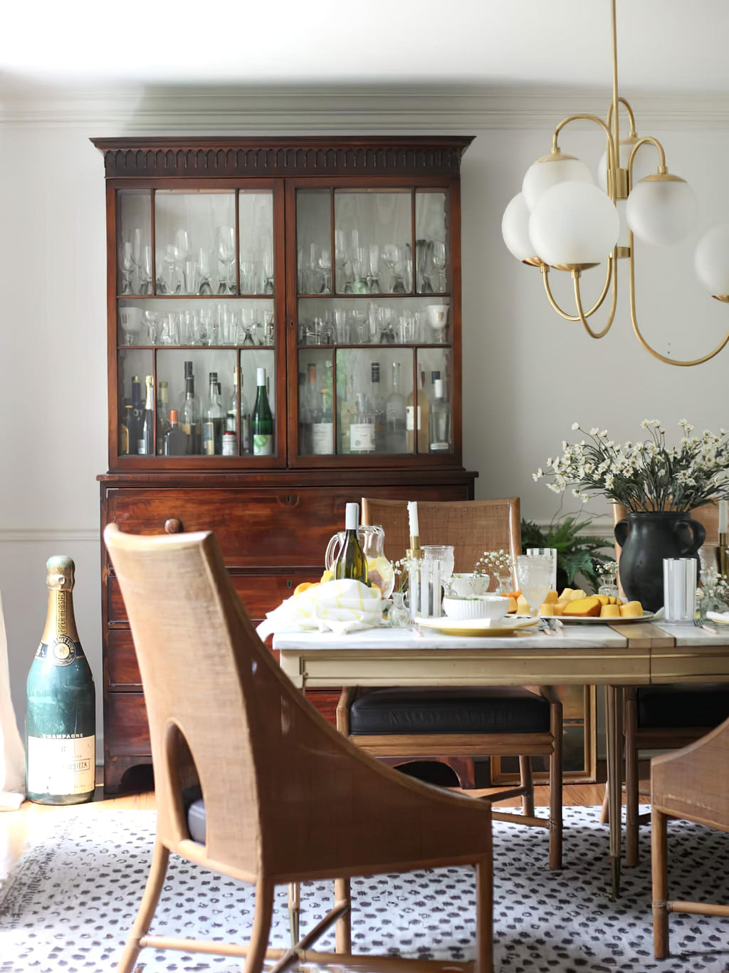 Lustra Chandelier en Laiton avec Globe et Bras Courbés - Neutralighting
