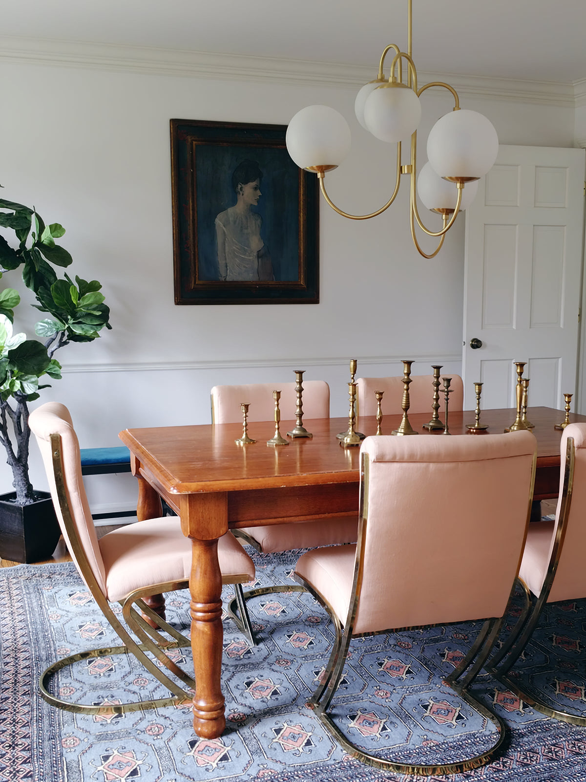 Lustra Chandelier en Laiton avec Globe et Bras Courbés - Neutralighting