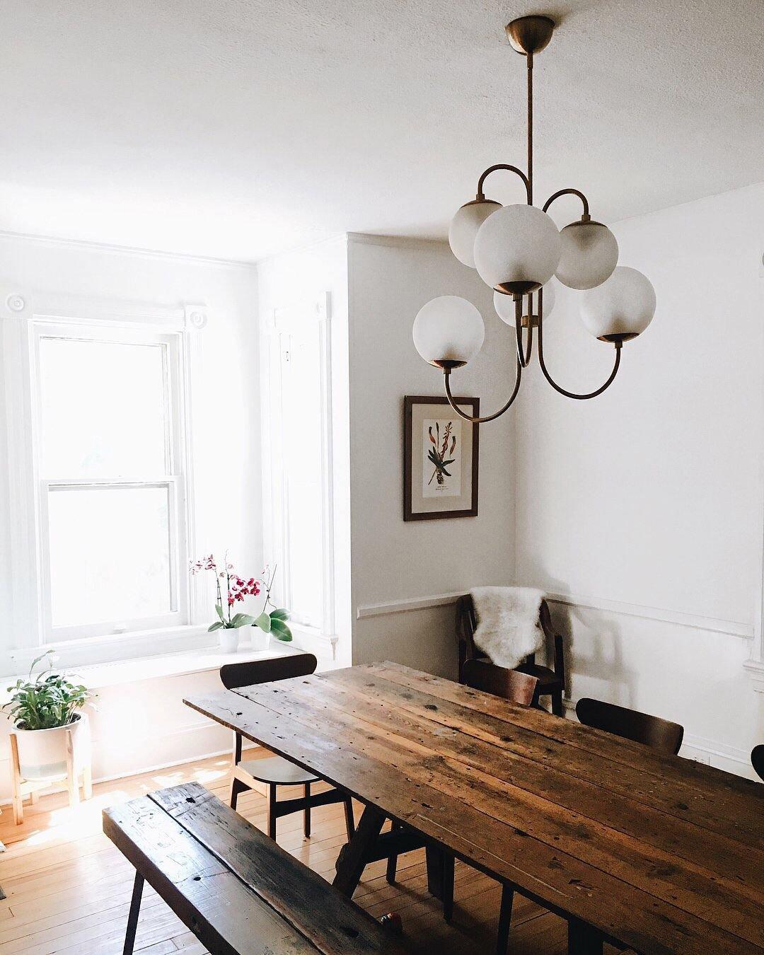 Lustra Chandelier en Laiton avec Globe et Bras Courbés - Neutralighting