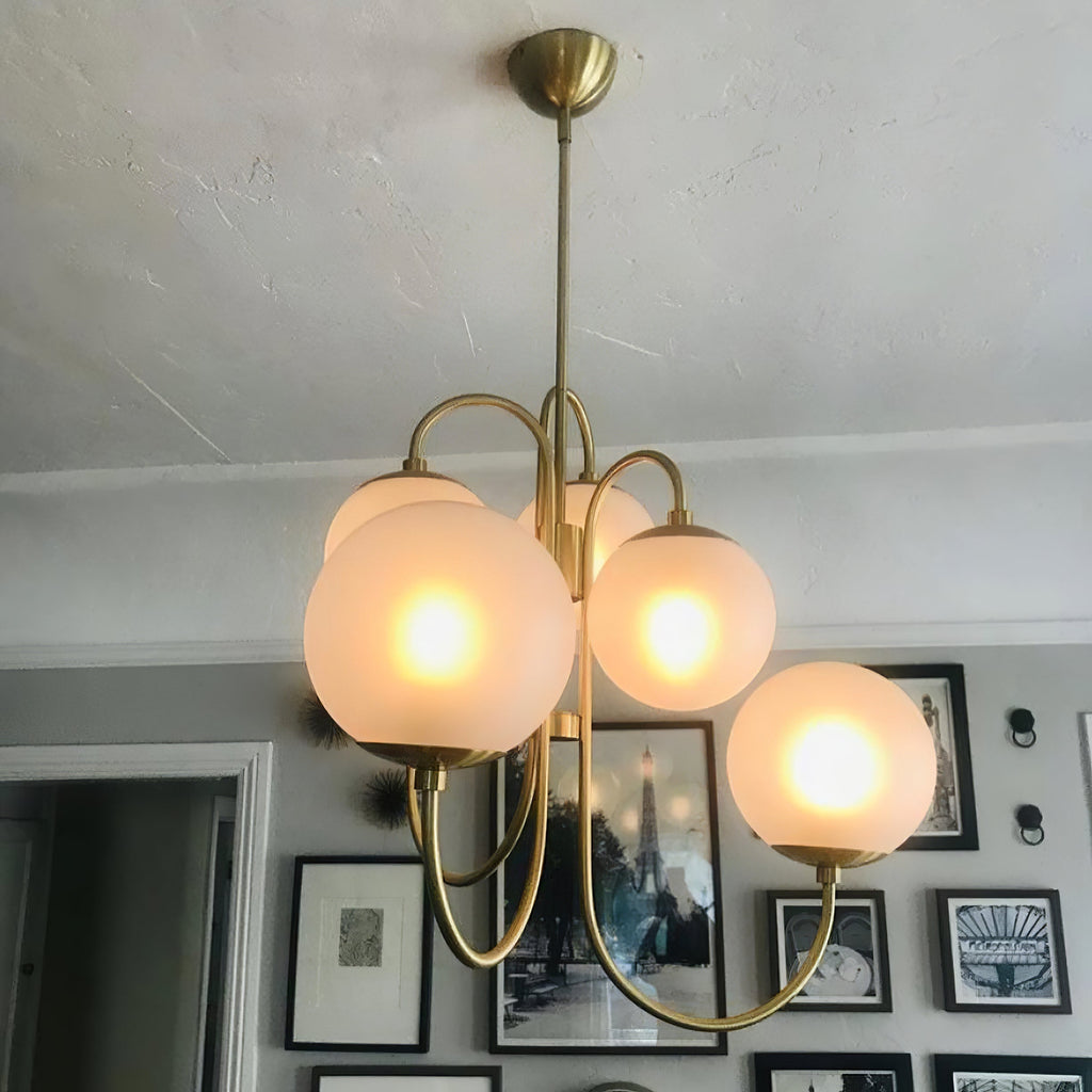 Lustra Chandelier en Laiton avec Globe et Bras Courbés - Neutralighting