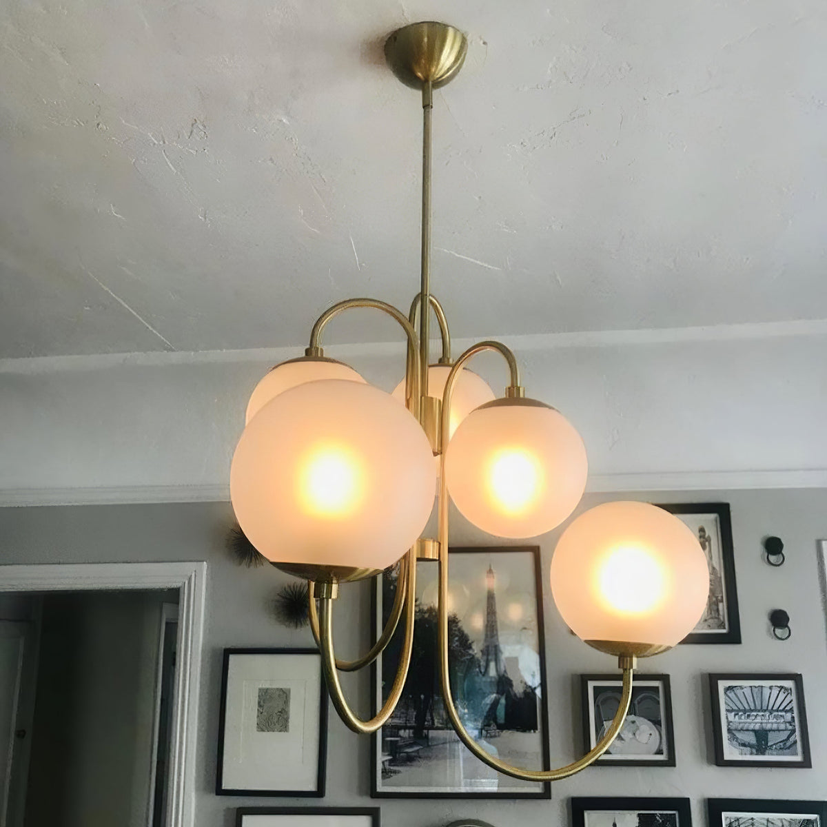 Lustra Chandelier en Laiton avec Globe et Bras Courbés - Neutralighting
