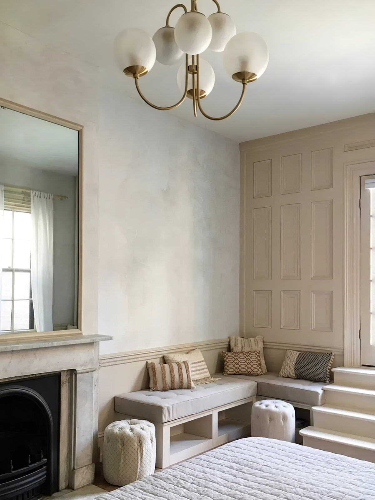 Lustra Chandelier en Laiton avec Globe et Bras Courbés - Neutralighting