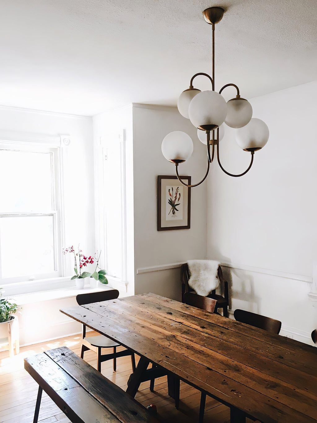 Lustra Chandelier en Laiton avec Globe et Bras Courbés - Neutralighting