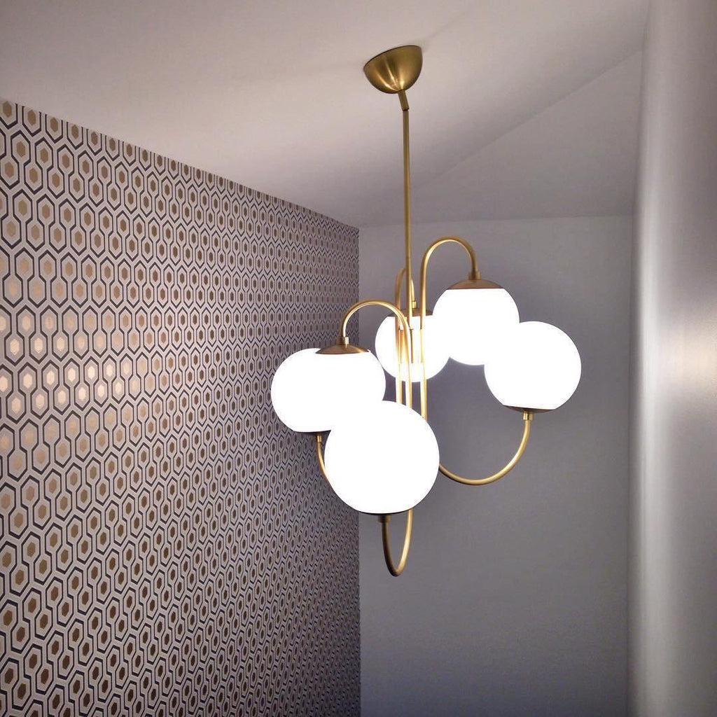 Lustra Chandelier en Laiton avec Globe et Bras Courbés - Neutralighting