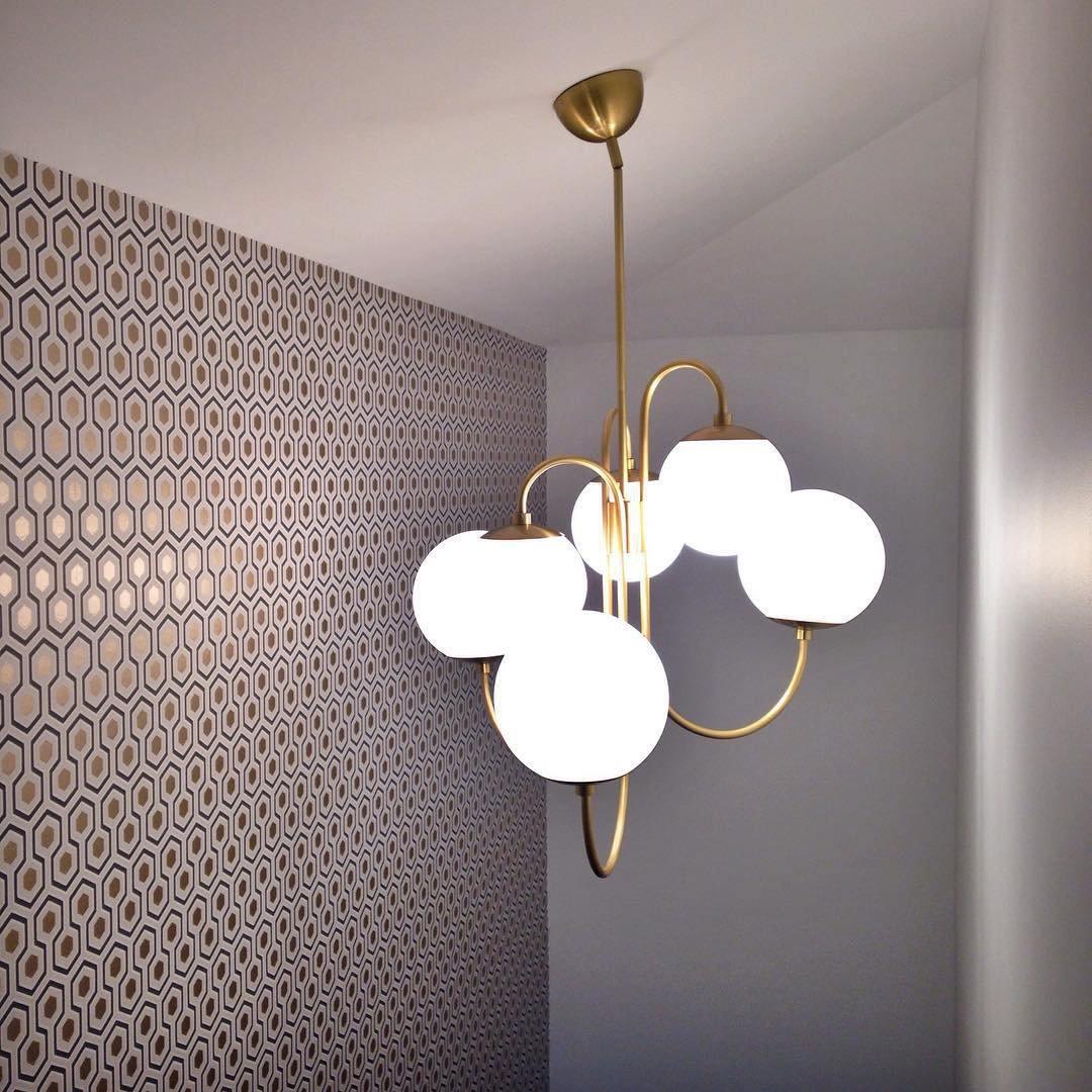 Lustra Chandelier en Laiton avec Globe et Bras Courbés - Neutralighting