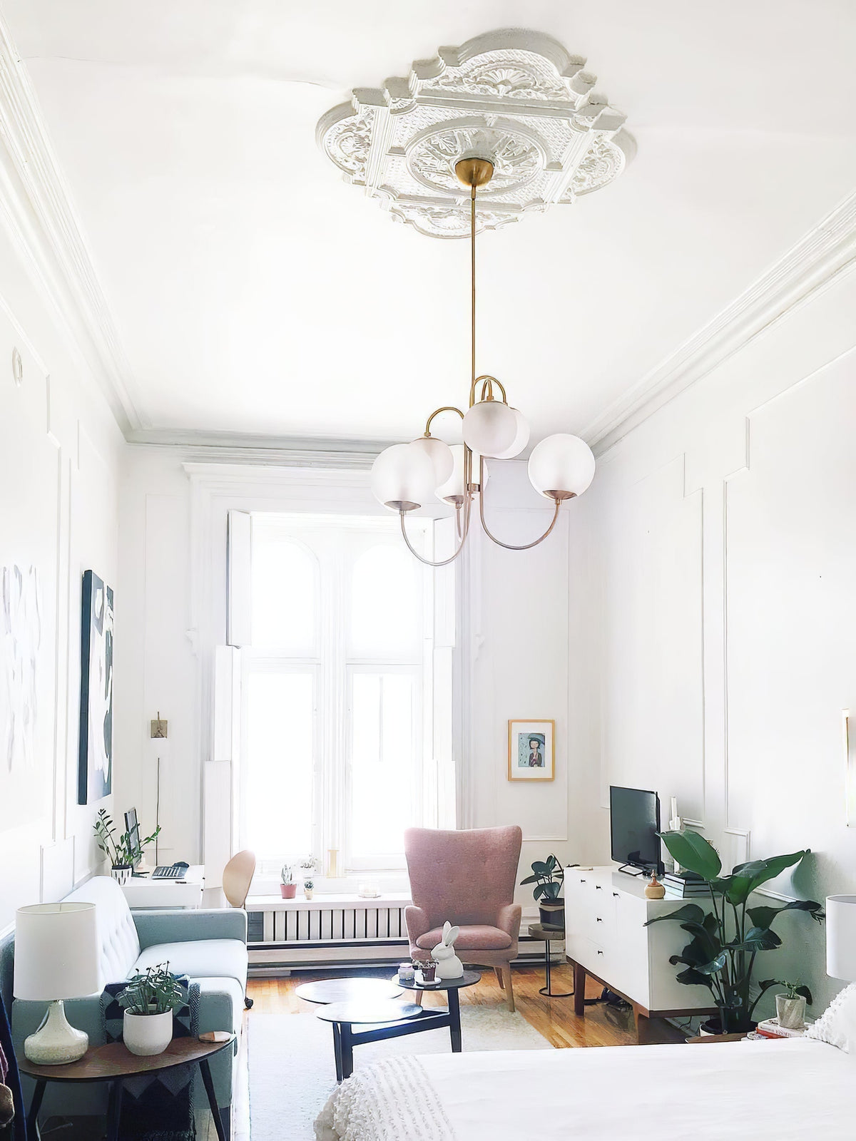 Lustra Chandelier en Laiton avec Globe et Bras Courbés - Neutralighting