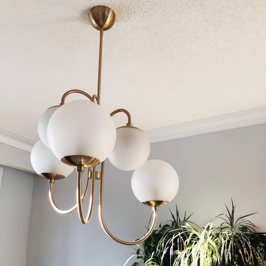 Lustra Chandelier en Laiton avec Globe et Bras Courbés - Neutralighting