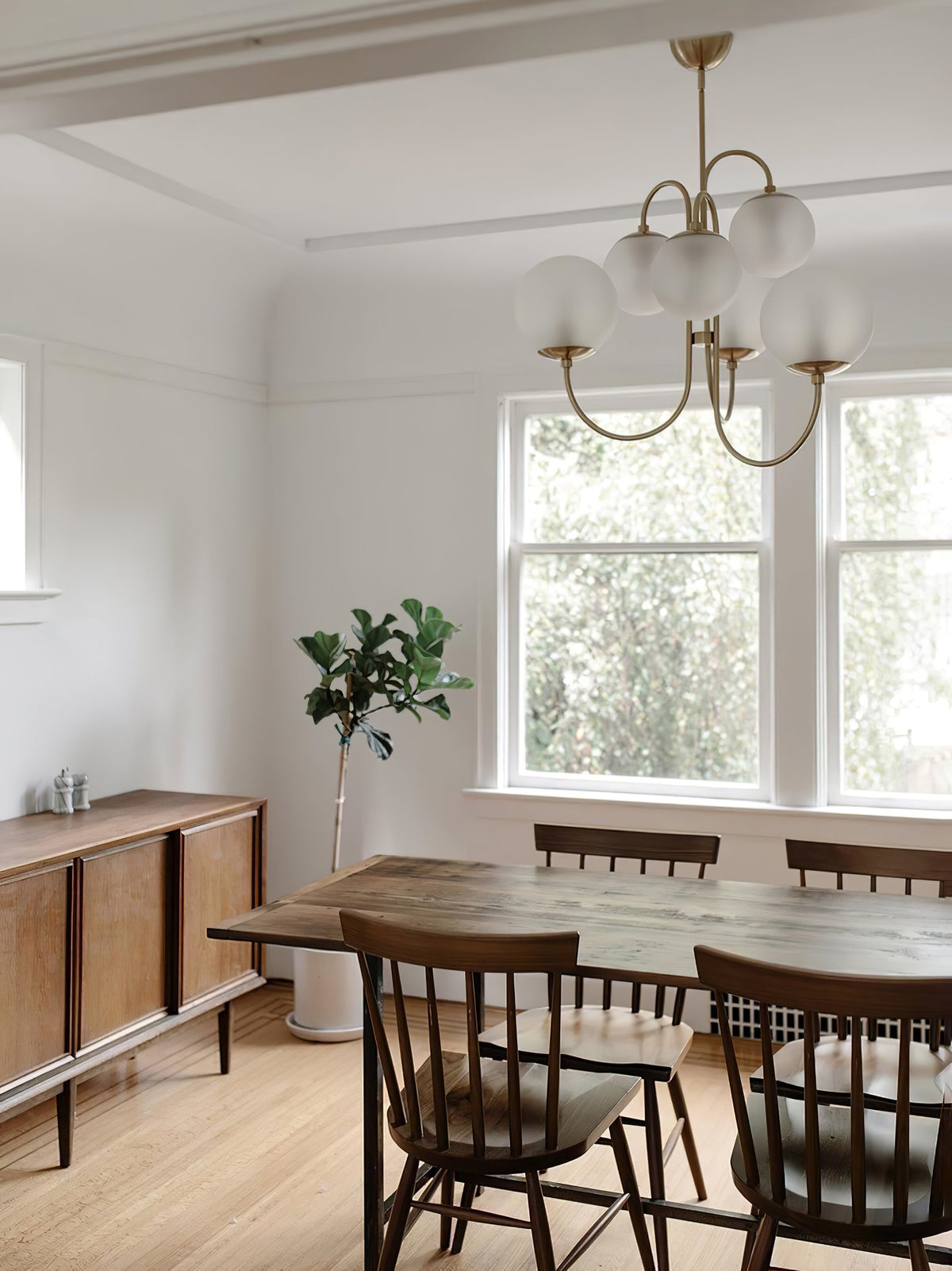 Lustra Chandelier en Laiton avec Globe et Bras Courbés - Neutralighting