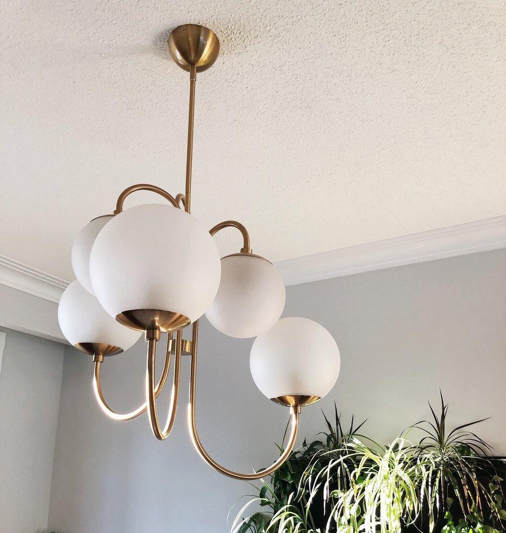 Lustra Chandelier en Laiton avec Globe et Bras Courbés - Neutralighting