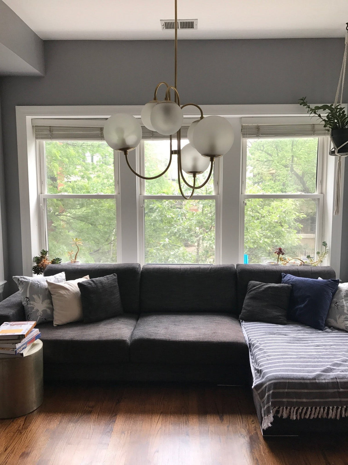 Lustra Chandelier en Laiton avec Globe et Bras Courbés - Neutralighting
