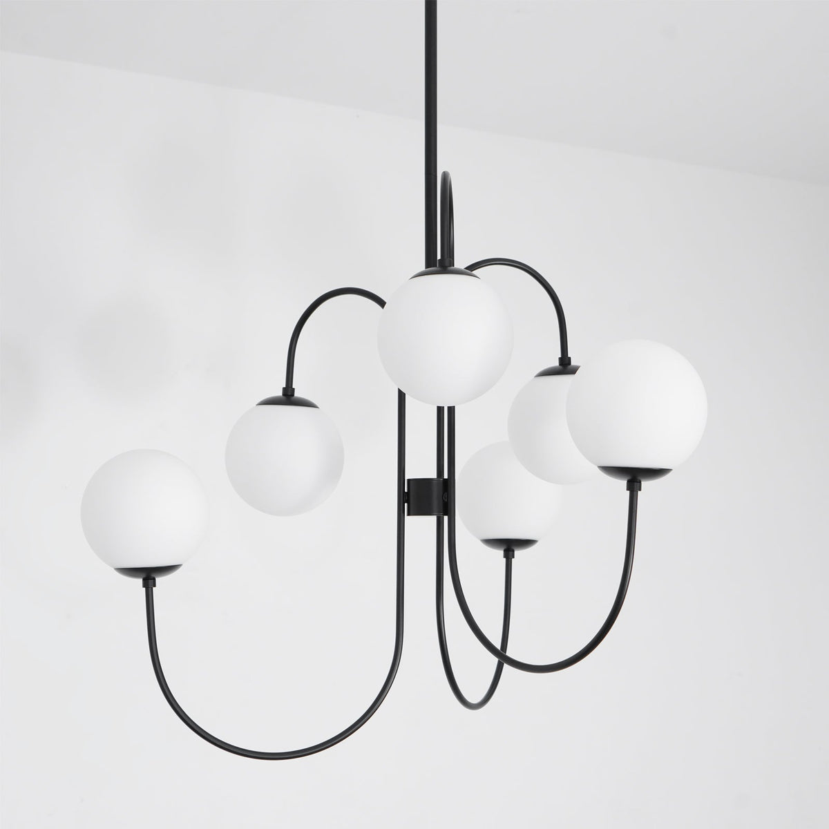 Lustra Chandelier en Laiton avec Globe et Bras Courbés - Neutralighting