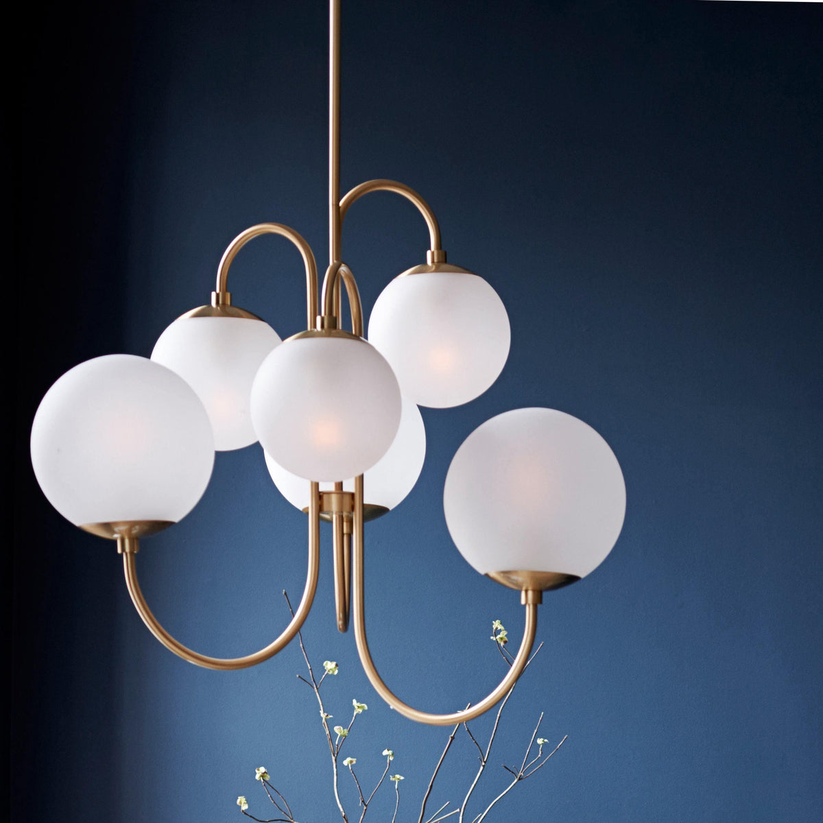 Lustra Chandelier en Laiton avec Globe et Bras Courbés - Neutralighting