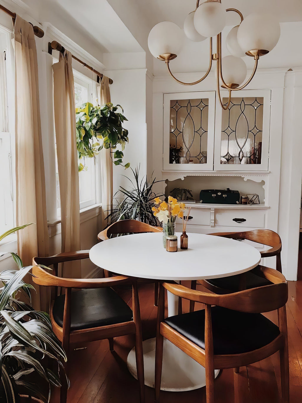Lustra Chandelier en Laiton avec Globe et Bras Courbés - Neutralighting
