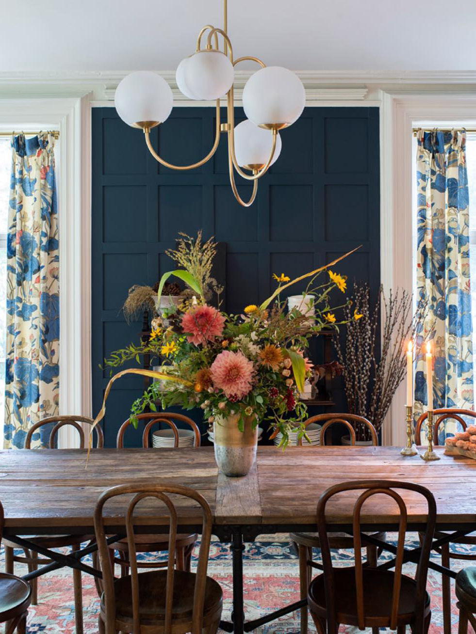 Lustra Chandelier en Laiton avec Globe et Bras Courbés - Neutralighting