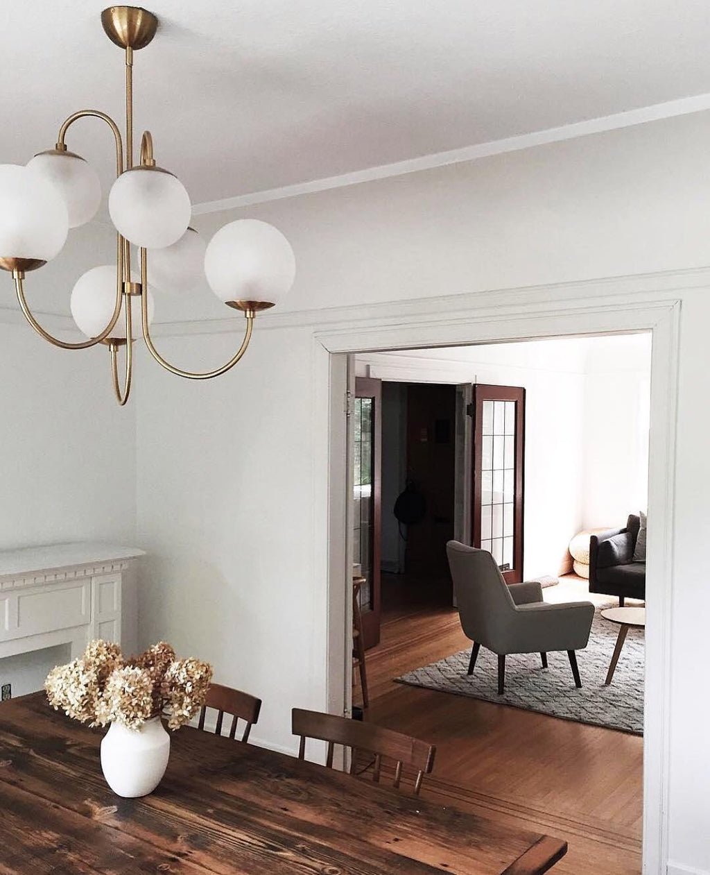 Lustra Chandelier en Laiton avec Globe et Bras Courbés - Neutralighting
