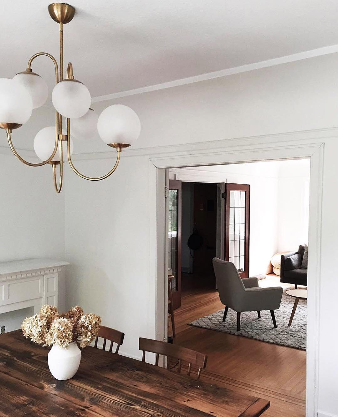 Lustra Chandelier en Laiton avec Globe et Bras Courbés - Neutralighting