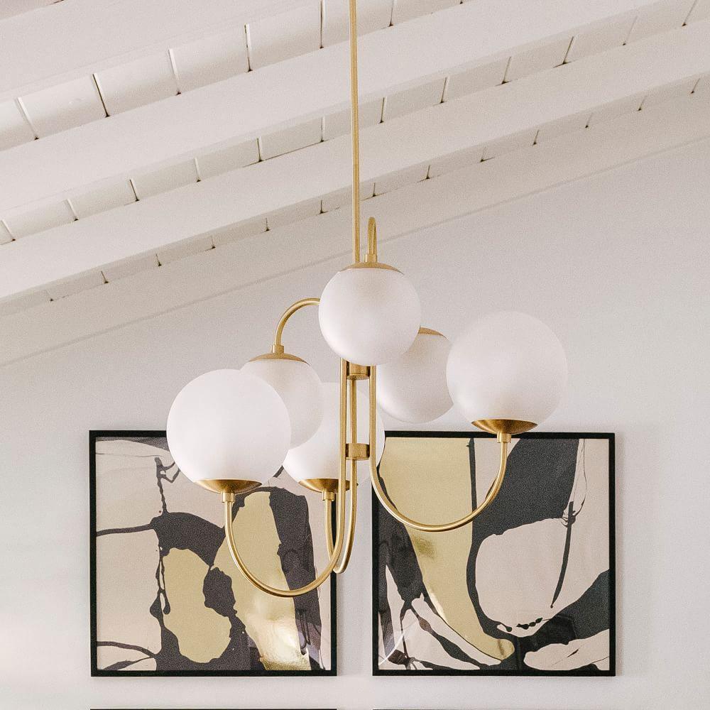 Lustra Chandelier en Laiton avec Globe et Bras Courbés - Neutralighting