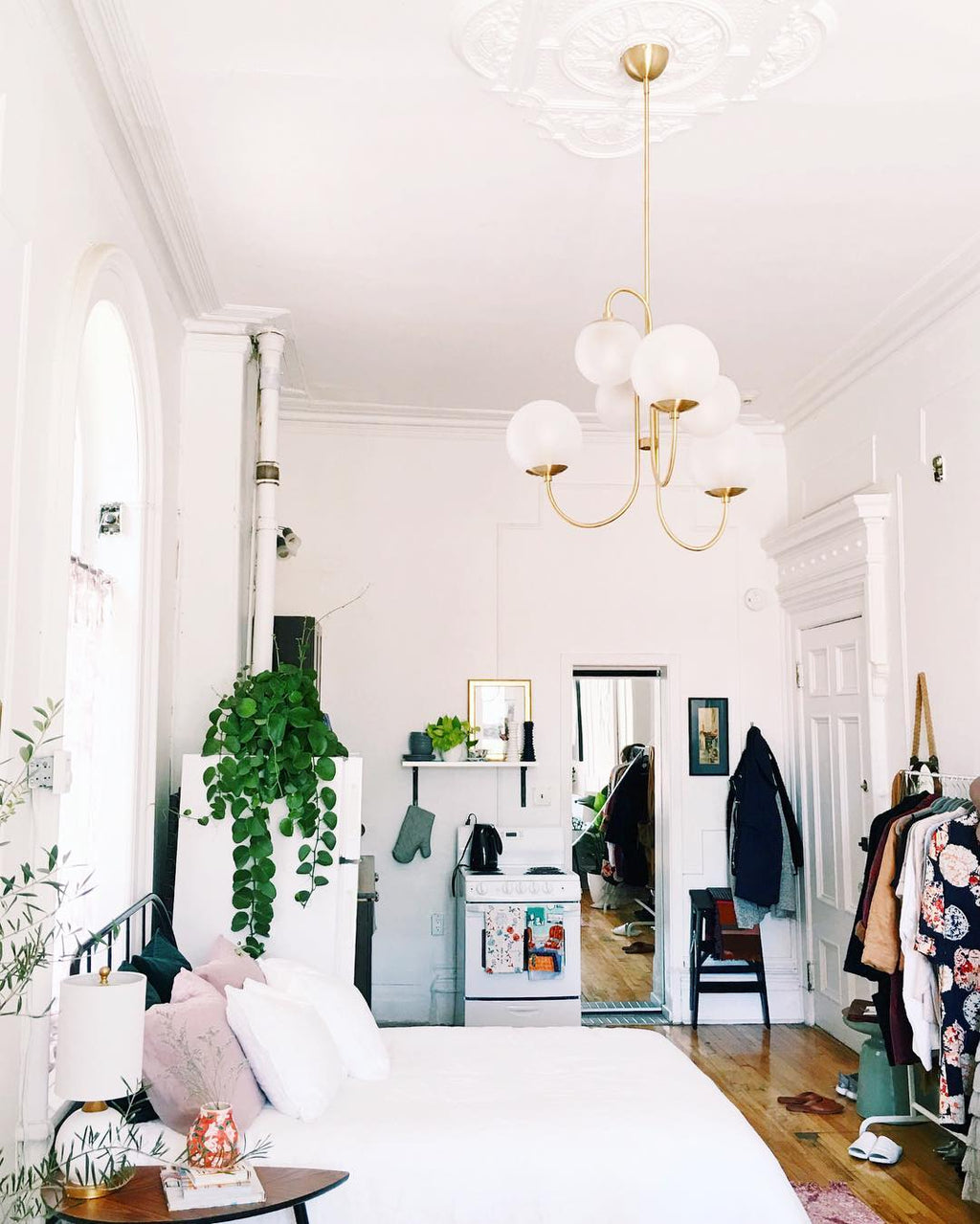 Lustra Chandelier en Laiton avec Globe et Bras Courbés - Neutralighting