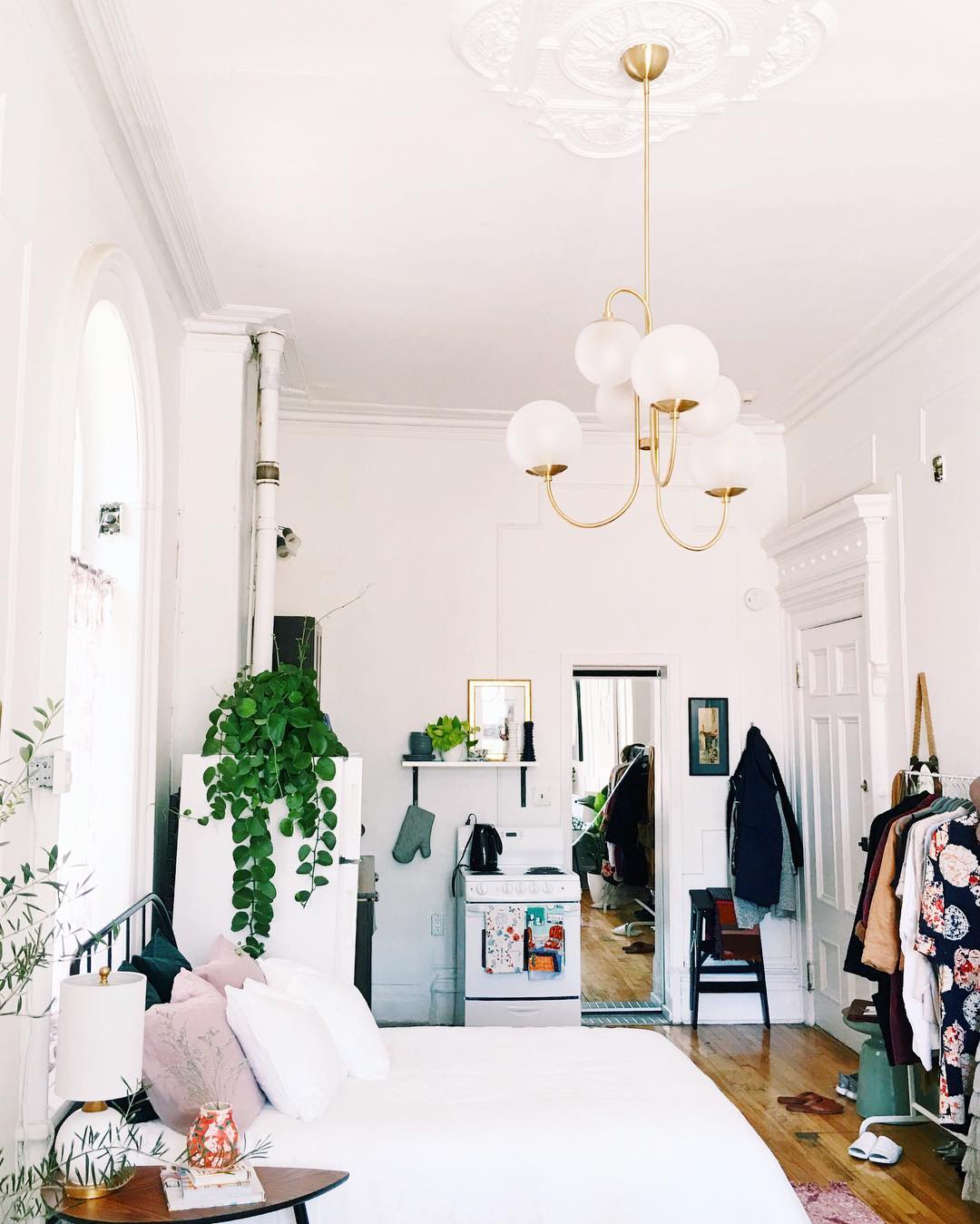 Lustra Chandelier en Laiton avec Globe et Bras Courbés - Neutralighting