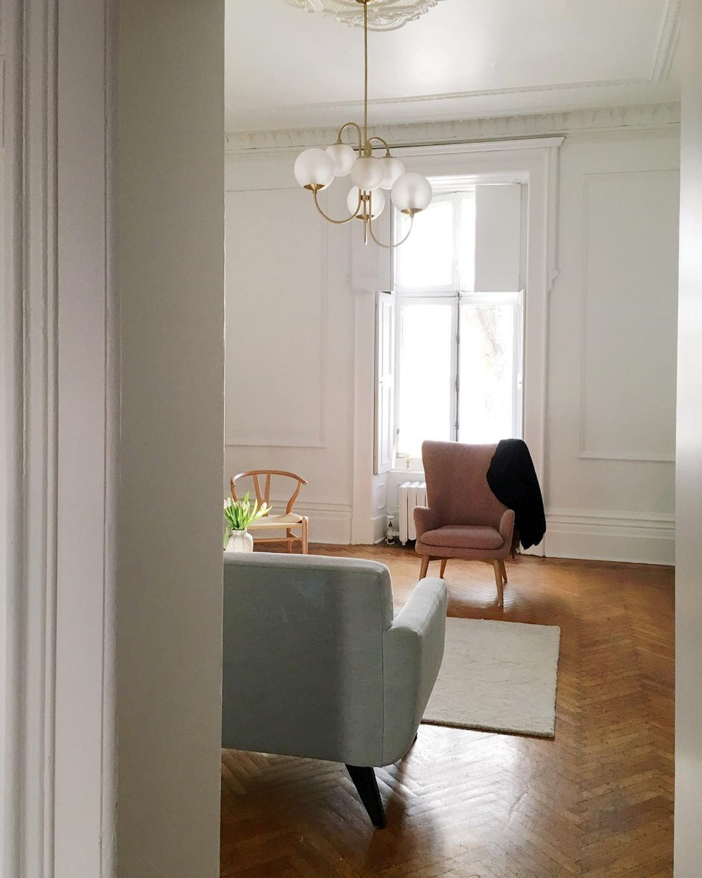 Lustra Chandelier en Laiton avec Globe et Bras Courbés - Neutralighting