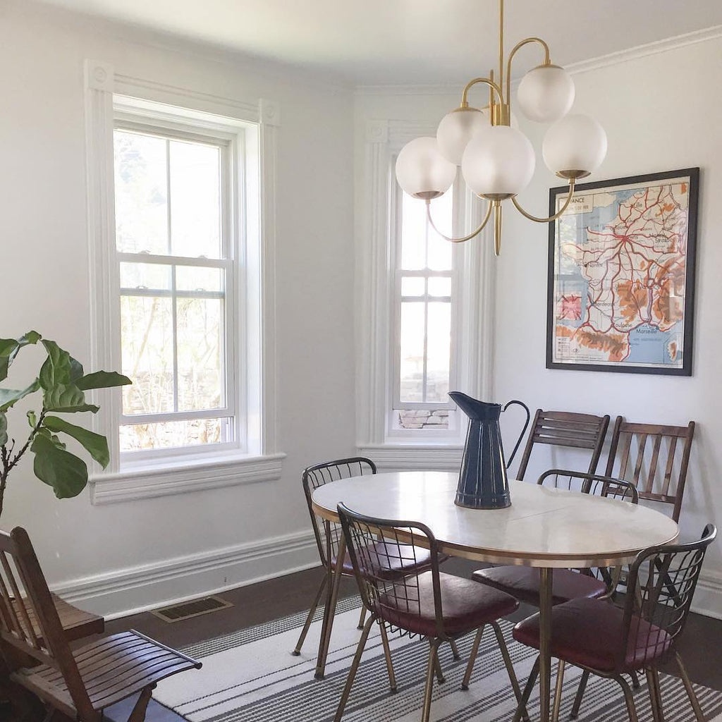 Lustra Chandelier en Laiton avec Globe et Bras Courbés - Neutralighting
