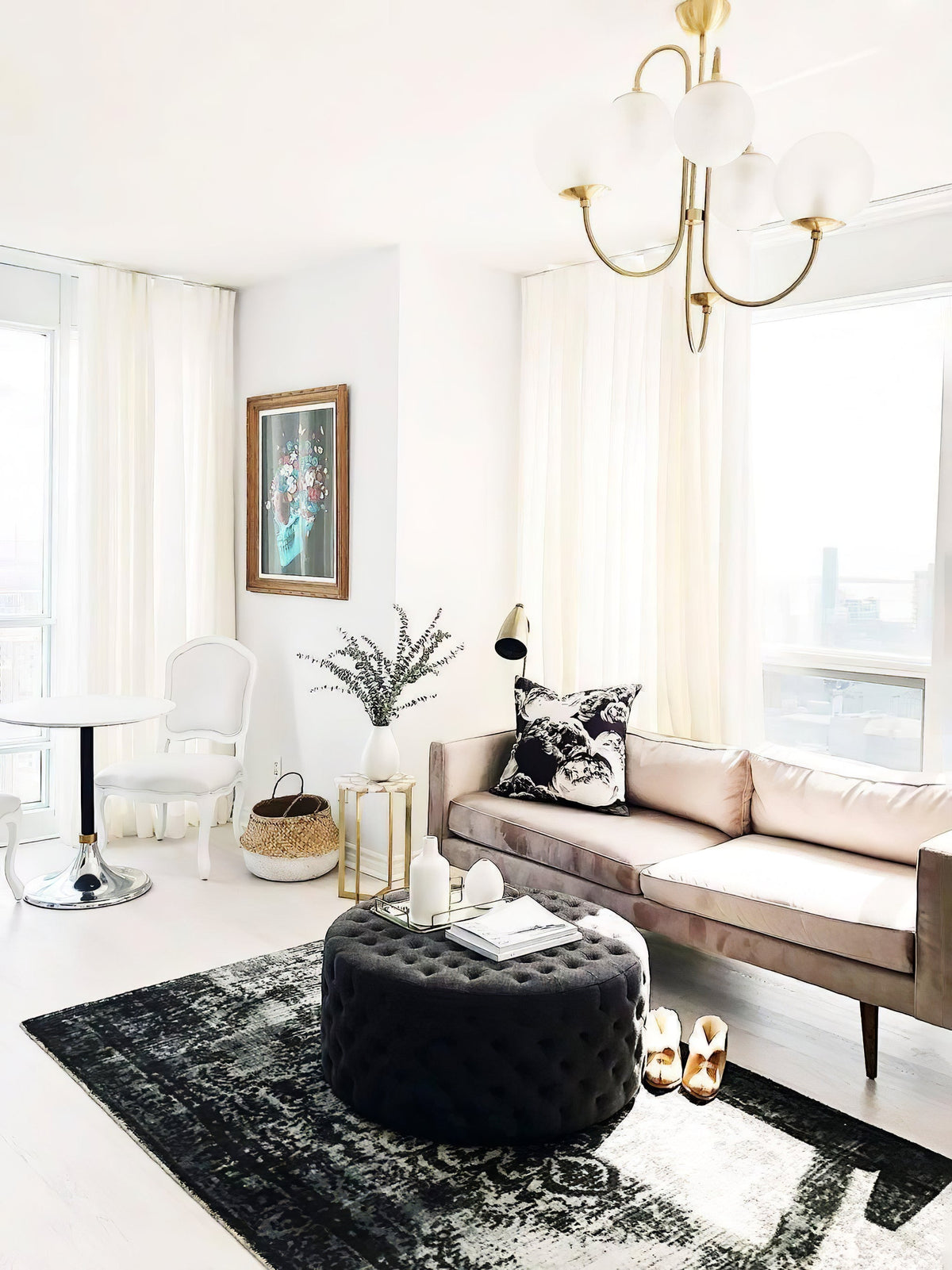 Lustra Chandelier en Laiton avec Globe et Bras Courbés - Neutralighting