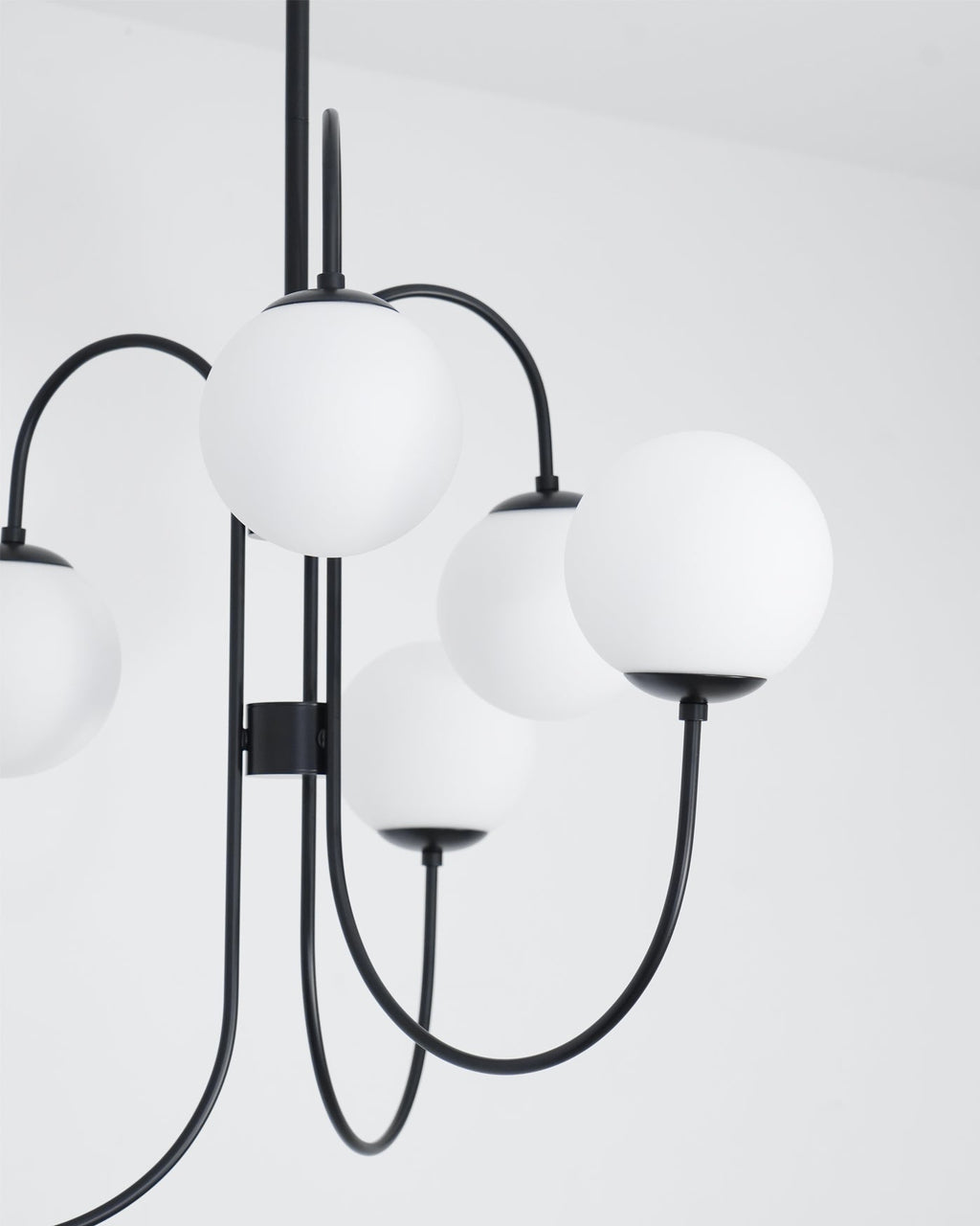 Lustra Chandelier en Laiton avec Globe et Bras Courbés - Neutralighting