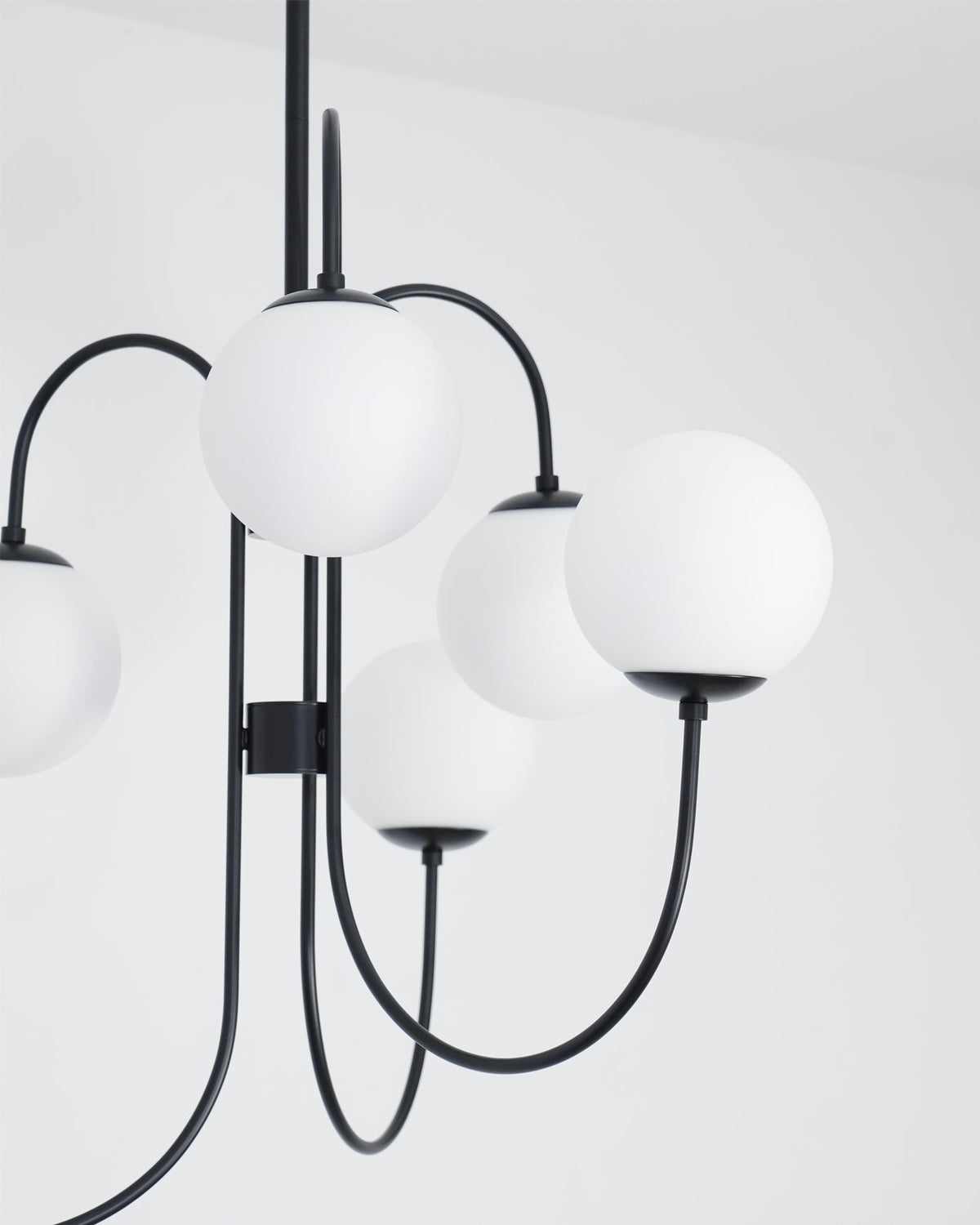 Lustra Chandelier en Laiton avec Globe et Bras Courbés - Neutralighting