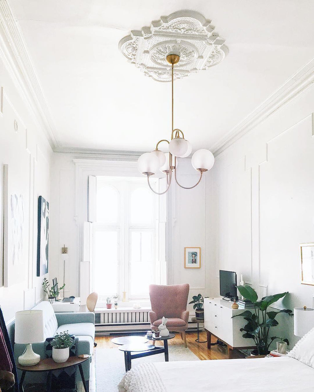 Lustra Chandelier en Laiton avec Globe et Bras Courbés - Neutralighting