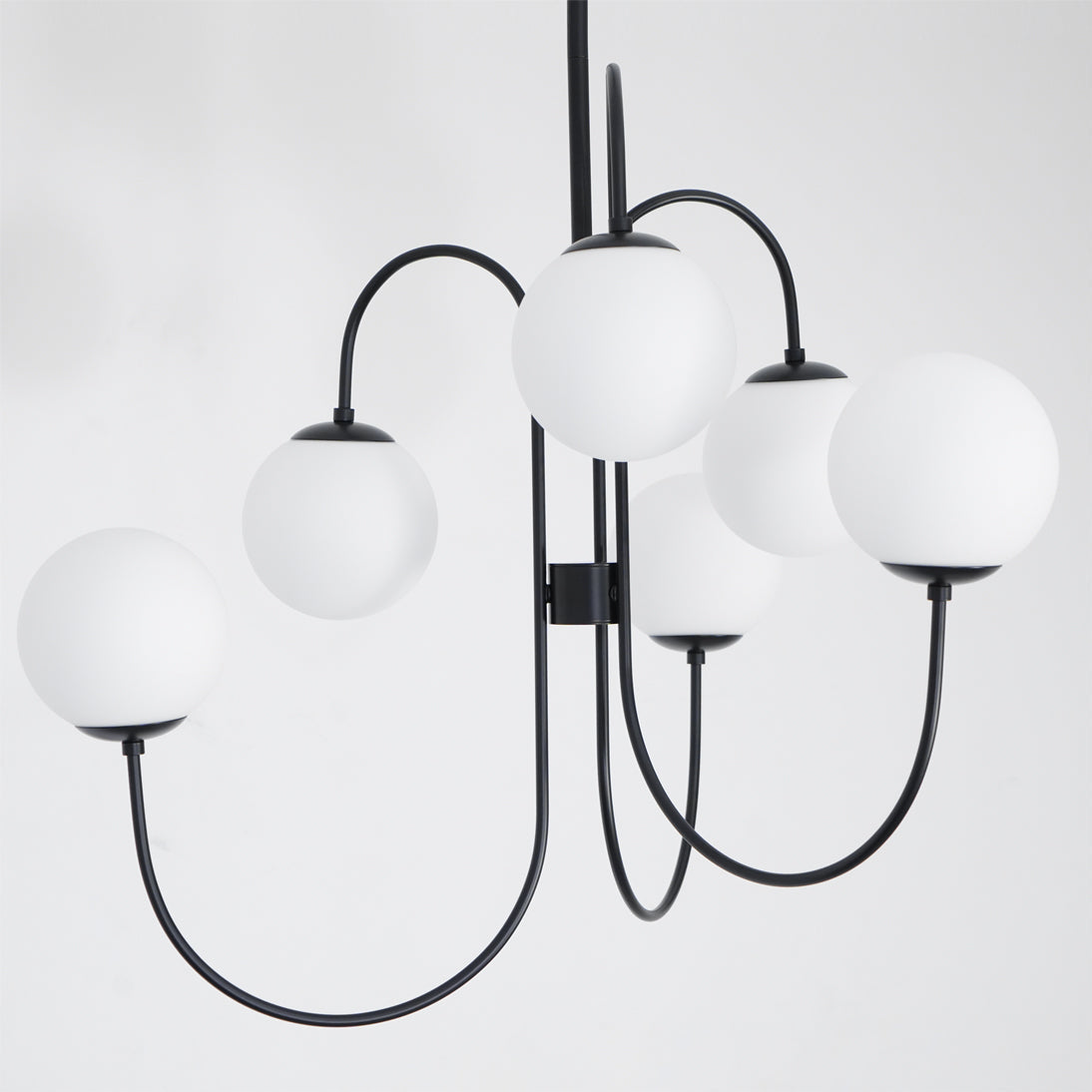 Lustra Chandelier en Laiton avec Globe et Bras Courbés - Neutralighting